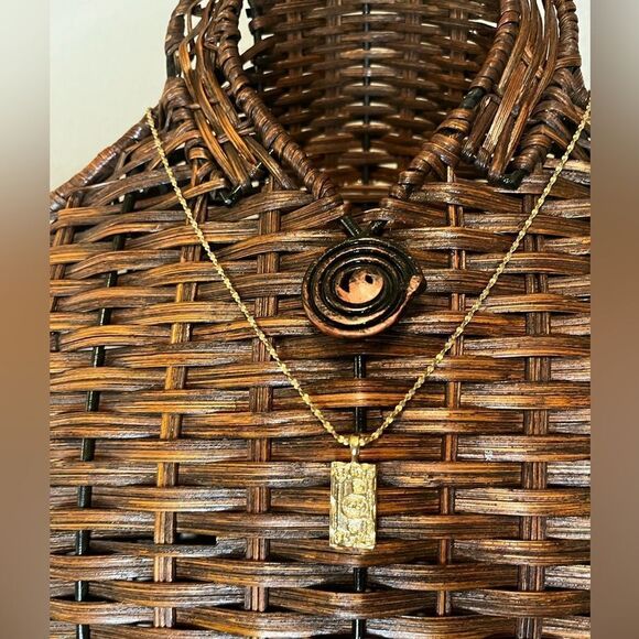 Gold tone 100 dollar bill pendant on vintage American showcase gold tone chain - Picture 3 of 4